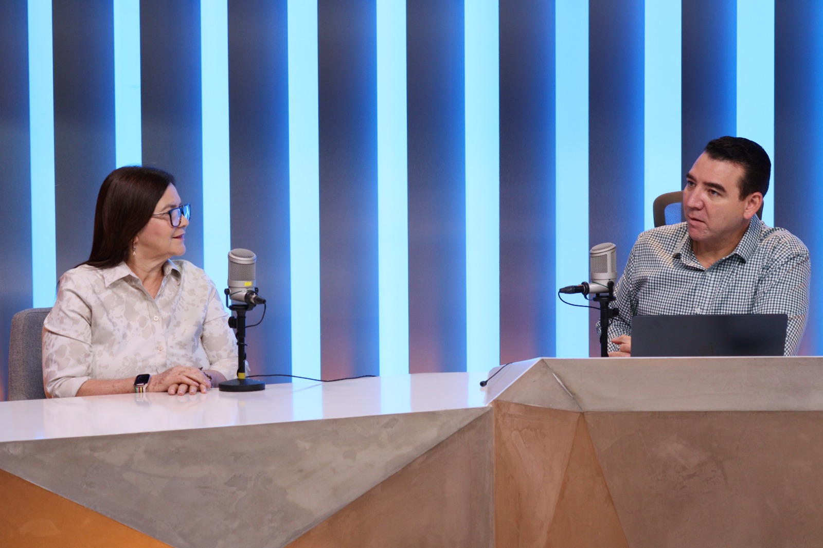 Imelda Castro en entrevista en Los Noticieristas