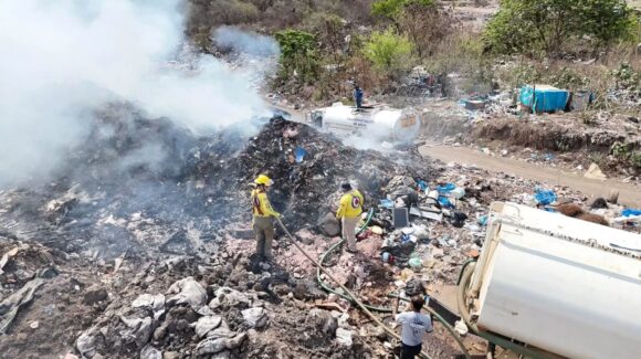 ¡A punto de ser controlado incendio en basurón municipal de Mazatlán, Sinaloa! Reportan 90 por ciento de sofocación tras intensa jornada de combate