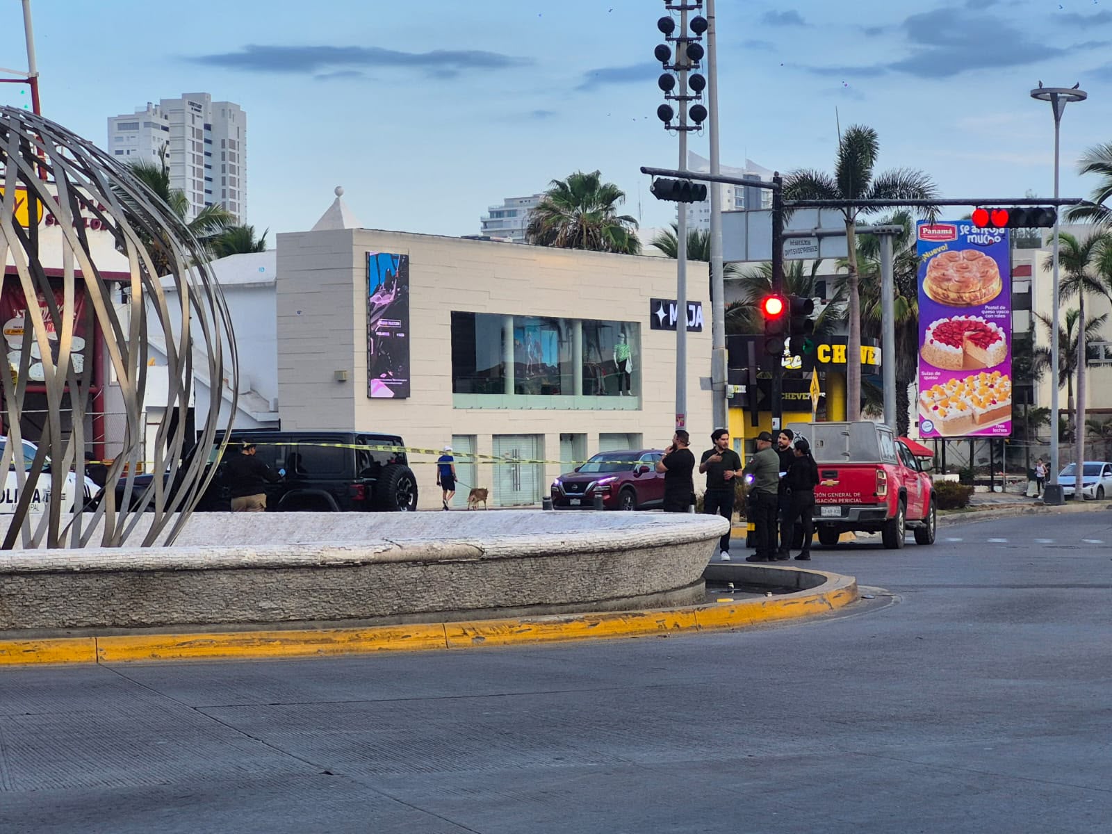 Intentan despojar camioneta Jeep Rubicon en Mazatlán, Sinaloa; conductor logra escapar ileso