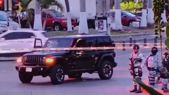 Intentan despojar camioneta Jeep Rubicon en Mazatlán, Sinaloa; conductor logra escapar ileso