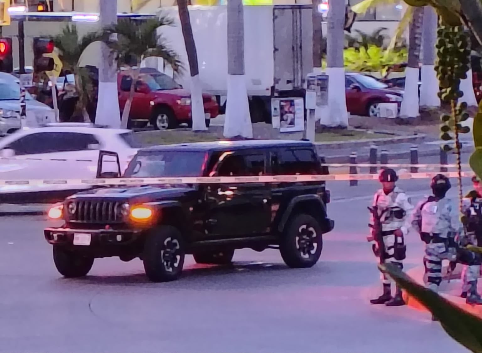 Intentan despojar camioneta Jeep Rubicon en Mazatlán, Sinaloa; conductor logra escapar ileso