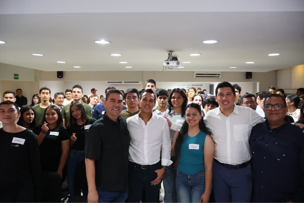 Jesús Ibarra en reunión con jóvenes