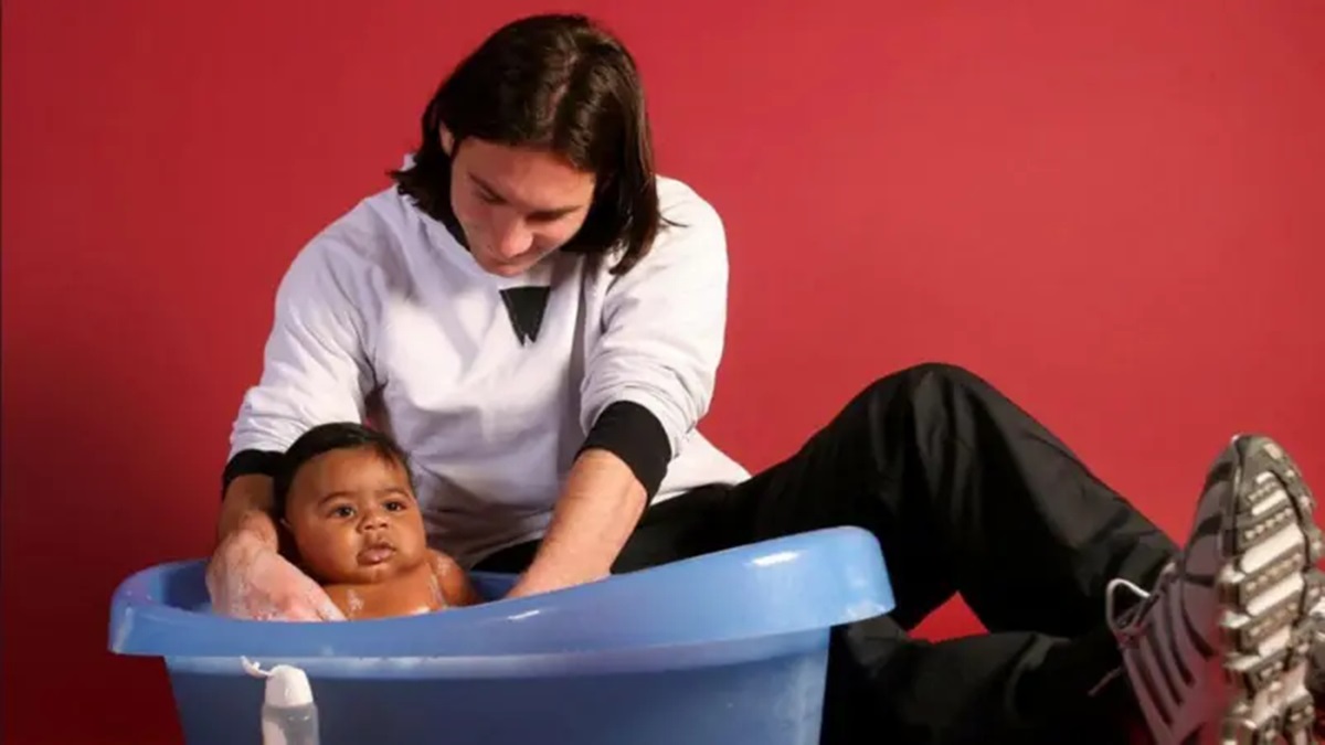Lionel Messi con un pequeño Lamine Yamal en el año 2007