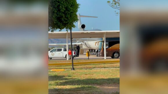 Arriba avión con más de 50 efectivos de la Guardia Nacional al aeropuerto de la Ciudad de Los Mochis, Sinaloa