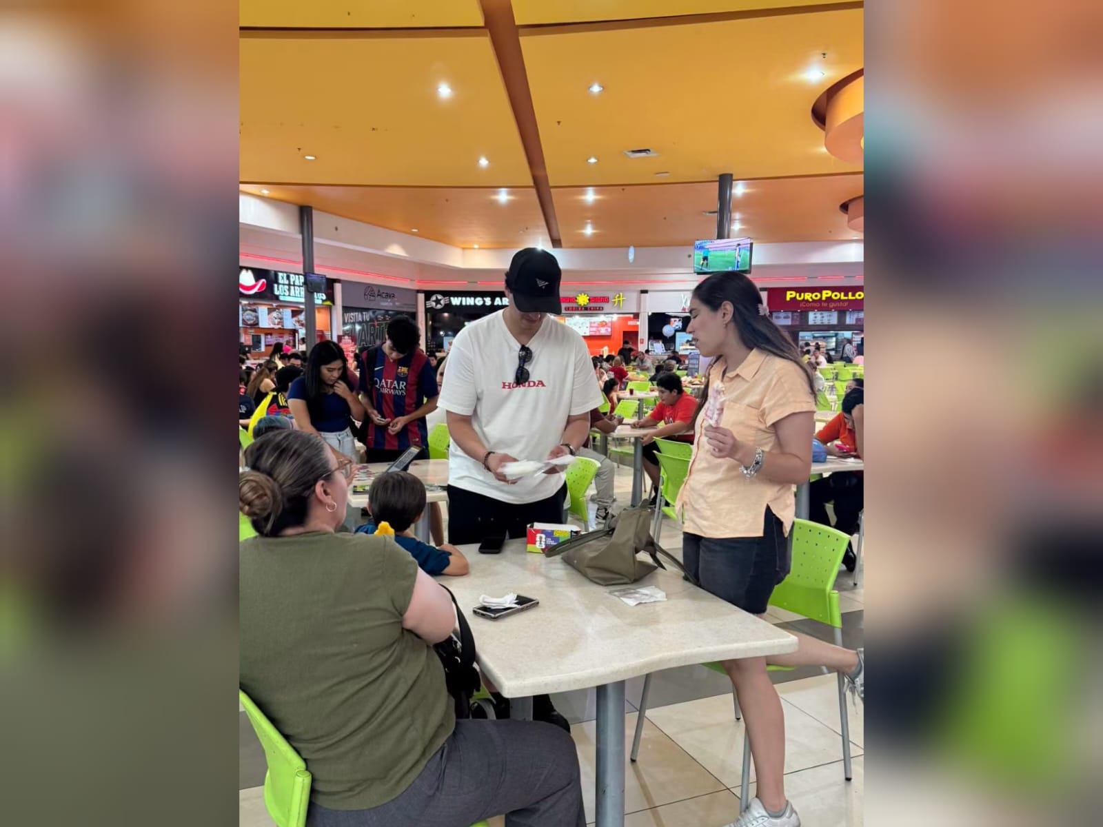 Llena pasión por el Mundial 2026 Plaza Acaya en Mazatlán, Sinaloa; aficionados celebran con intercambio de estampitas