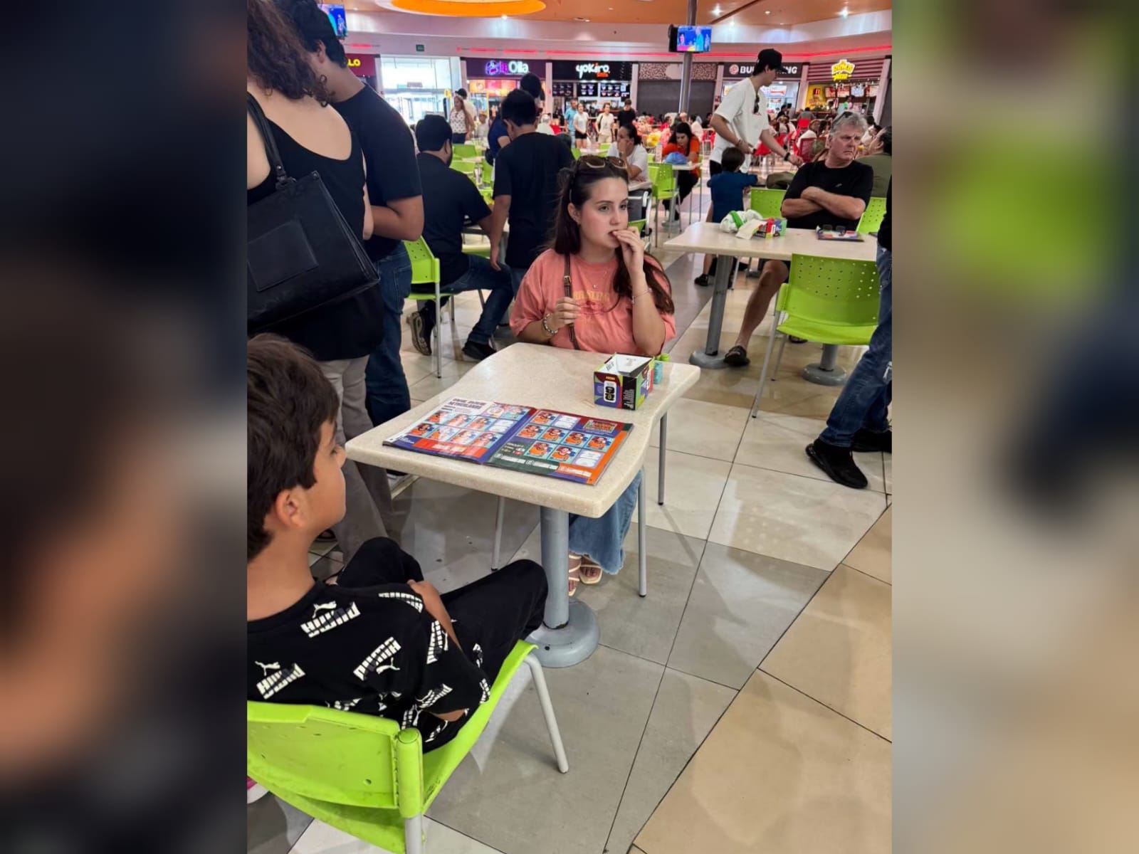 Llena pasión por el Mundial 2026 Plaza Acaya en Mazatlán, Sinaloa; aficionados celebran con intercambio de estampitas
