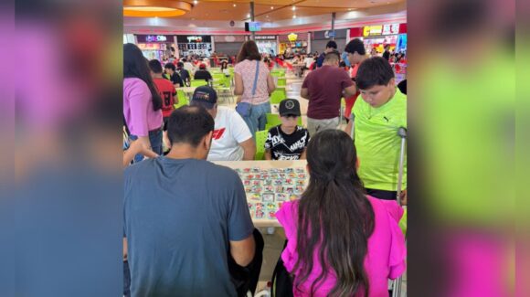 Llena pasión por el Mundial 2026 Plaza Acaya en Mazatlán, Sinaloa; aficionados celebran con intercambio de estampitas