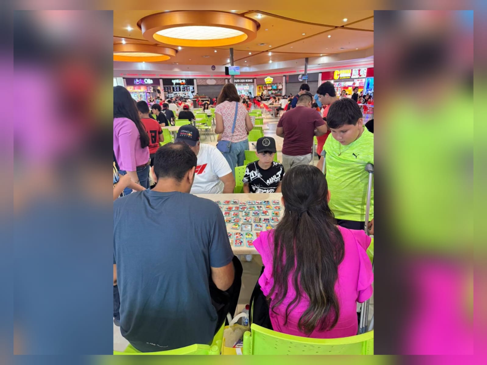 Llena pasión por el Mundial 2026 Plaza Acaya en Mazatlán, Sinaloa; aficionados celebran con intercambio de estampitas