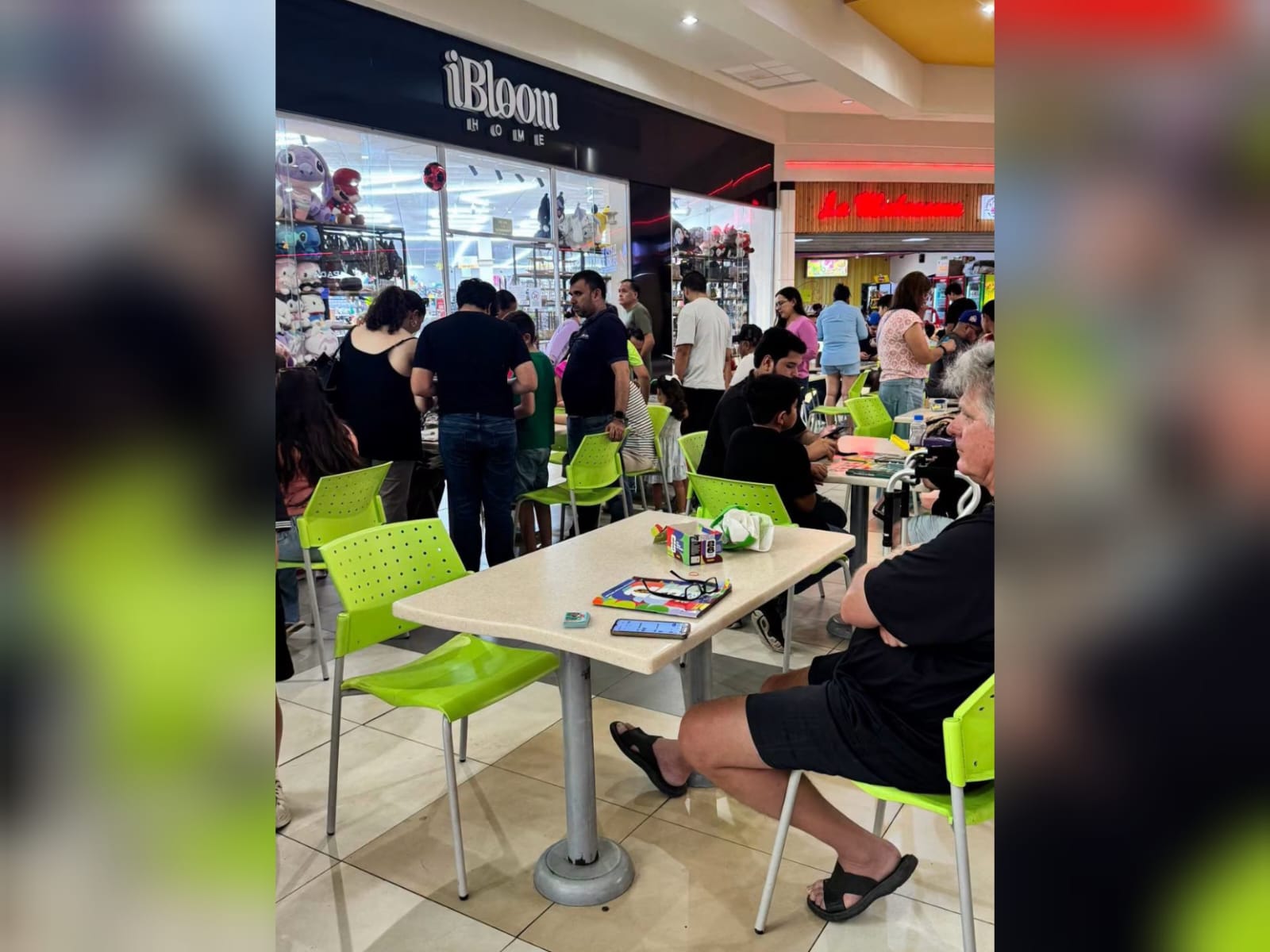 Llena pasión por el Mundial 2026 Plaza Acaya en Mazatlán, Sinaloa; aficionados celebran con intercambio de estampitas