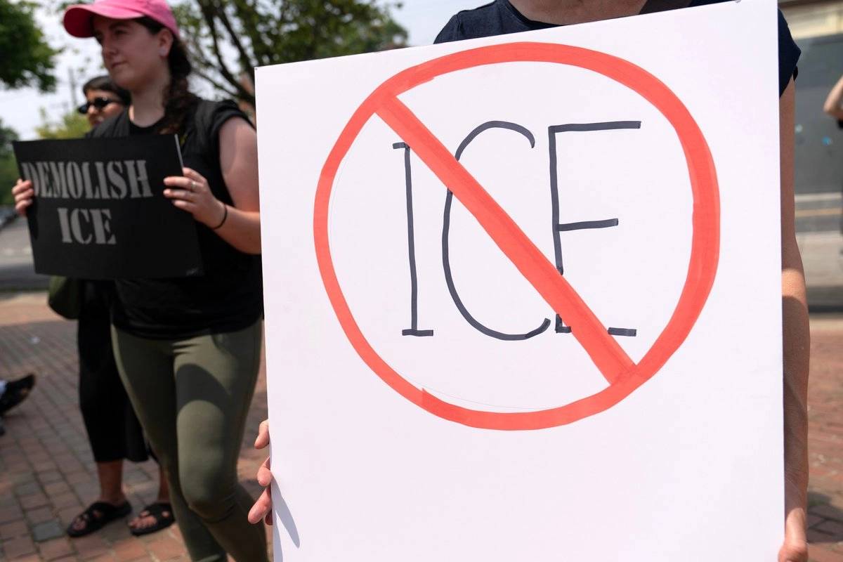 Manifestantes protestan contra la inauguración de la sede del ICE en Washington, el sábado 18 de julio de 2026