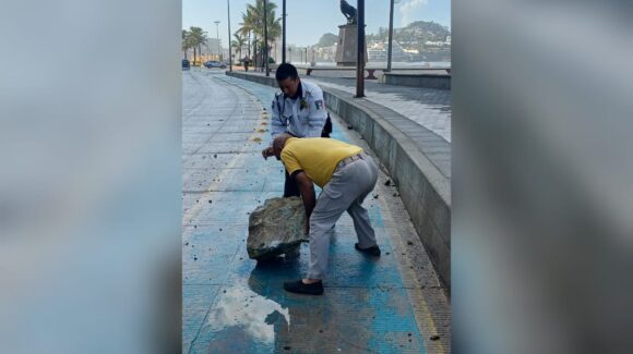 Mazatlán, Sinaloa, despierta con lluvia; reportan cortes de luz y desprendimiento de rocas en el Paseo Claussen