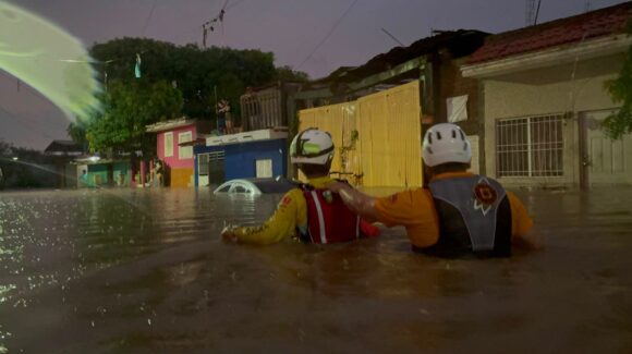 Mazatlán, Sinaloa, amanece bajo el agua; lluvia inunda colonias, desborda arroyos y obliga a evacuar familias