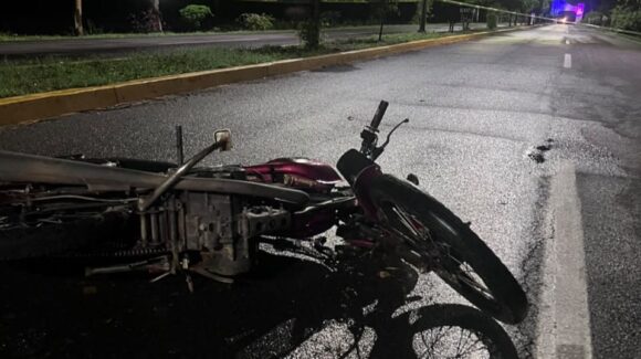 Muere motociclista tras impactarse contra un árbol en el bulevar principal del Pueblo Mágico de Mocorito