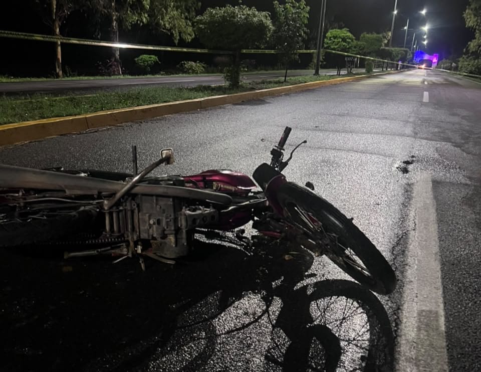 Muere motociclista tras impactarse contra un árbol en el bulevar principal del Pueblo Mágico de Mocorito
