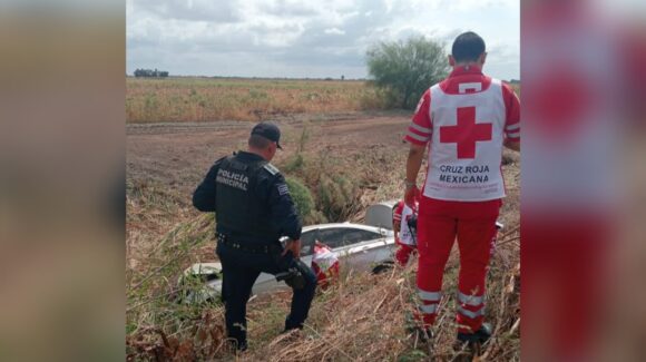 Ana resulta lesionada tras choque por alcance que terminó con un vehículo dentro de un canal en Tamazula, Guasave
