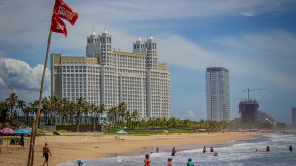 ¡Alerta en las playas de Mazatlán, Sinaloa! Oleaje de más de tres metros pone en riesgo a bañistas; Salvavidas no descartan cerrar accesos