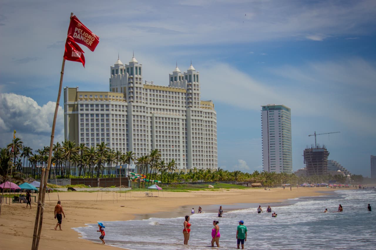 Oleaje alto en playas de Mazatlán