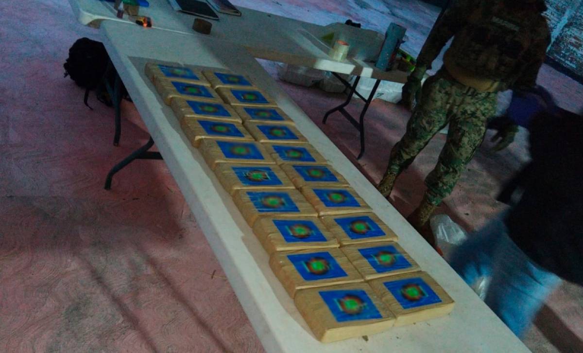 Personal naval asegura vehículo con más de 800 kilos de presunta cocaína en Tonalá, Chiapas