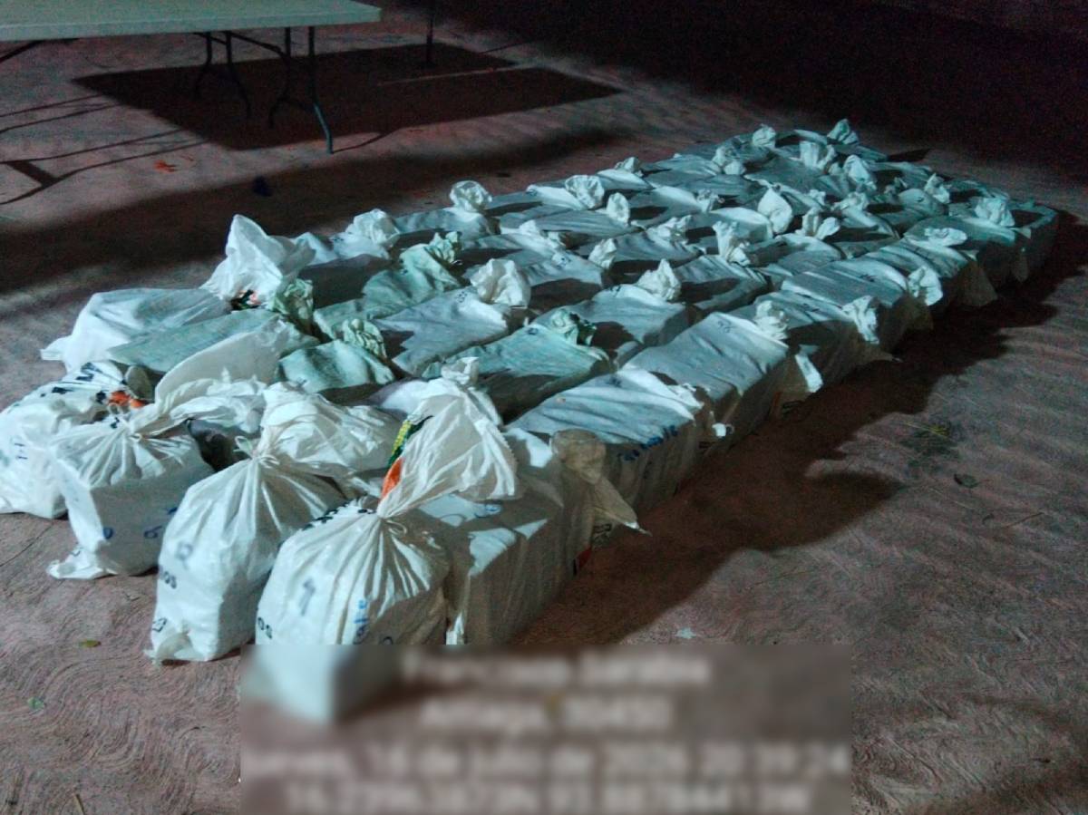 Personal naval asegura vehículo con más de 800 kilos de presunta cocaína en Tonalá, Chiapas