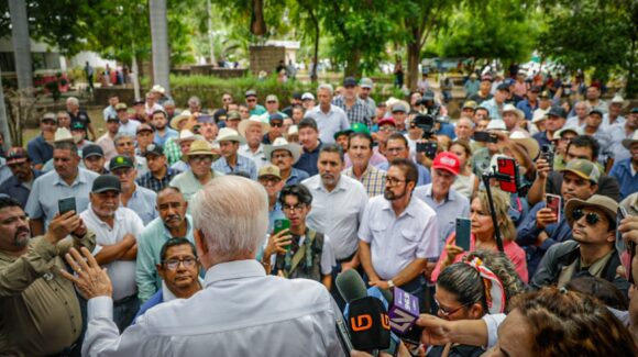 “Nos sentimos frustrados y desesperados”; con planton en SADER, productores sinaloenses exigen pago de apoyos pendientes para maíz
