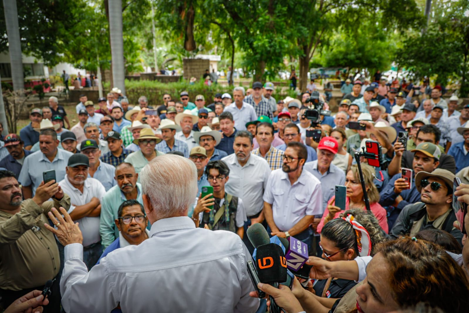 Planton de productores en Sader en Culiacán