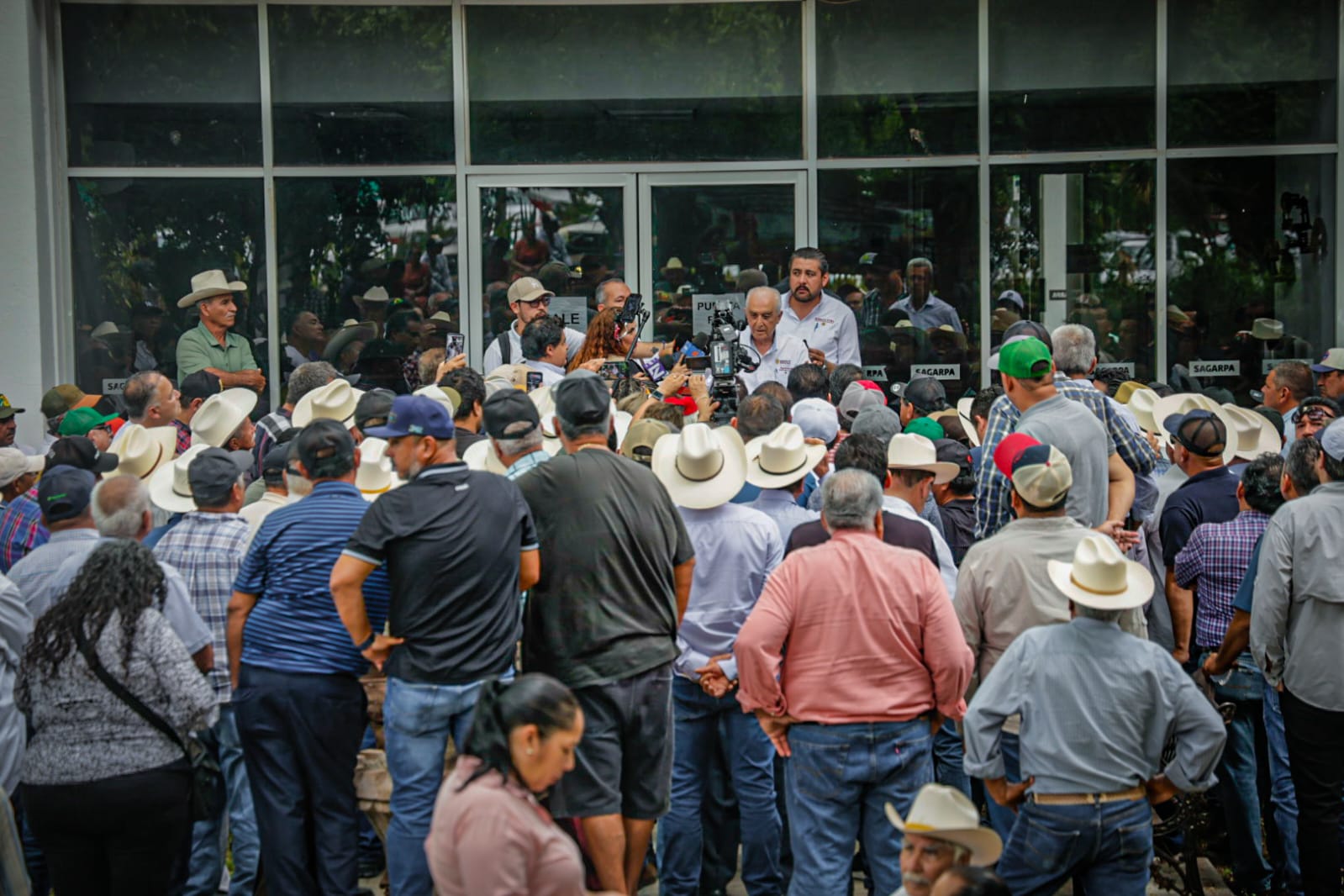 Planton de productores en Sader en Culiacán