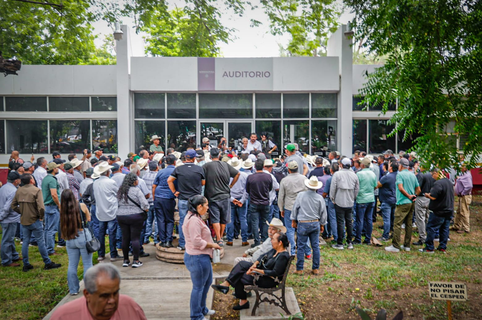 Planton de productores en Sader en Culiacán
