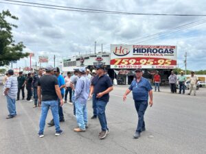 Productores bloquean la Calzada Aeropuerto afuera de SADER en Culiacán