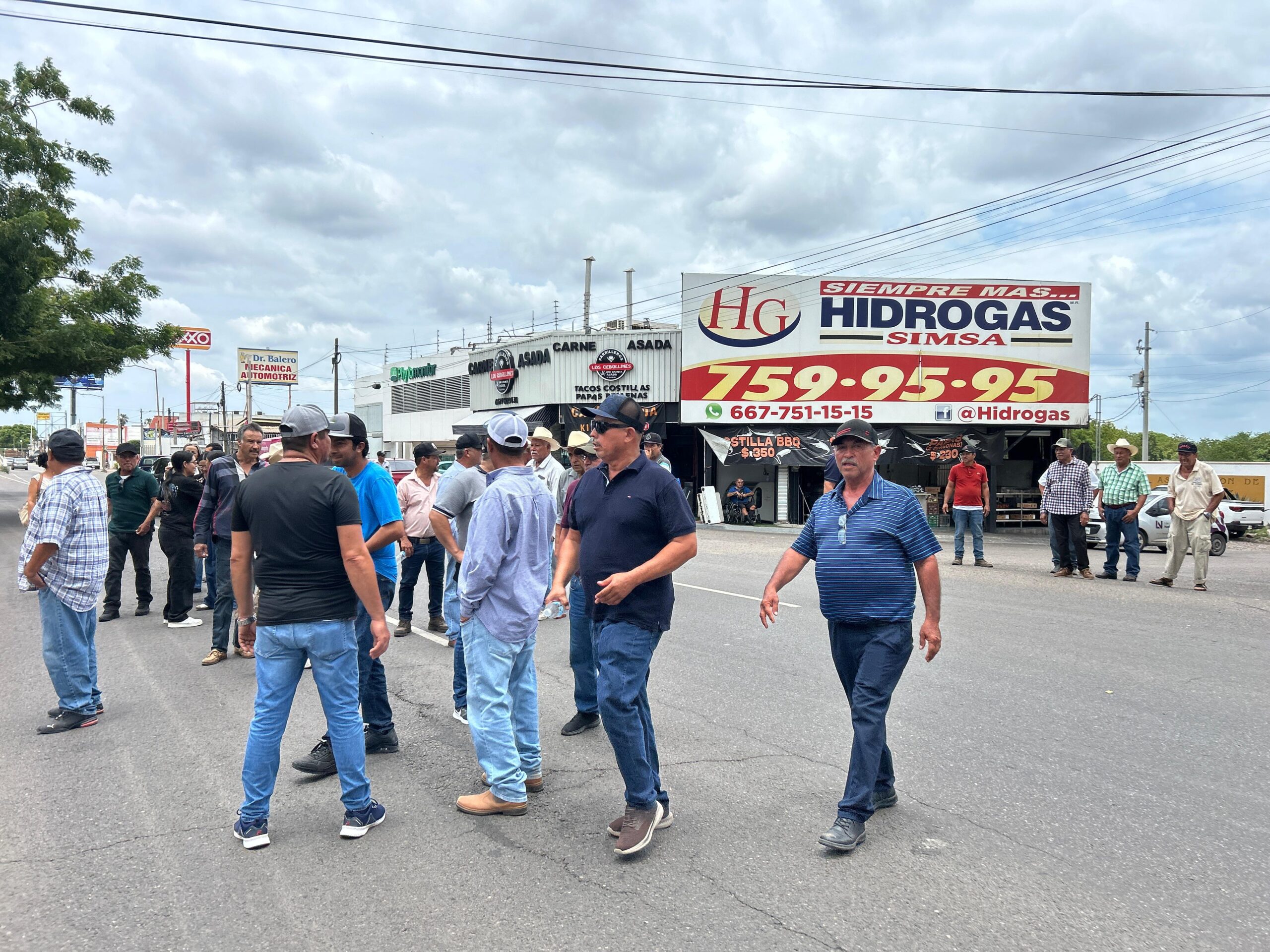 Productores bloquean la Calzada Aeropuerto afuera de SADER en Culiacán