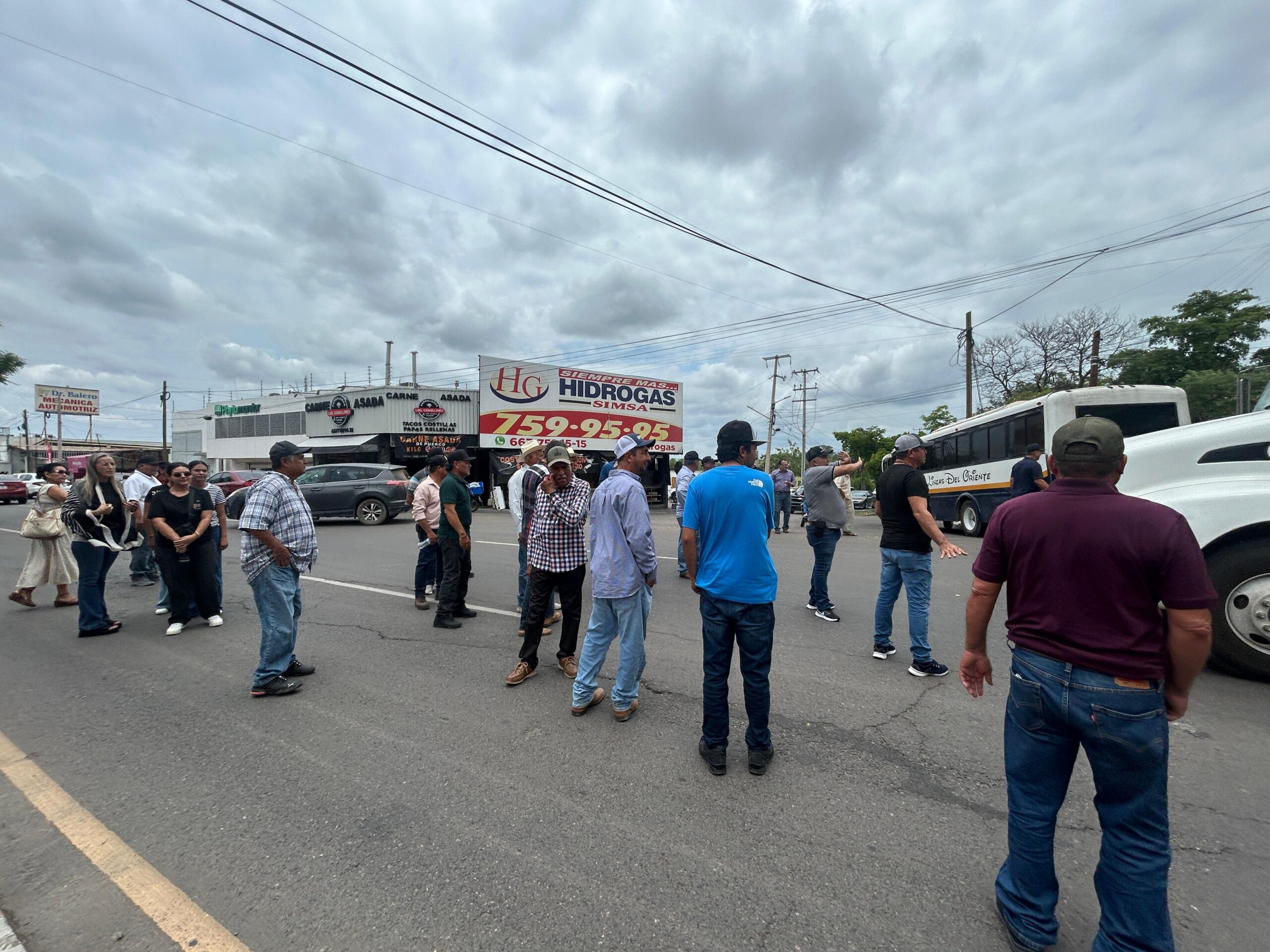 Productores bloquean la Calzada Aeropuerto afuera de SADER en Culiacán