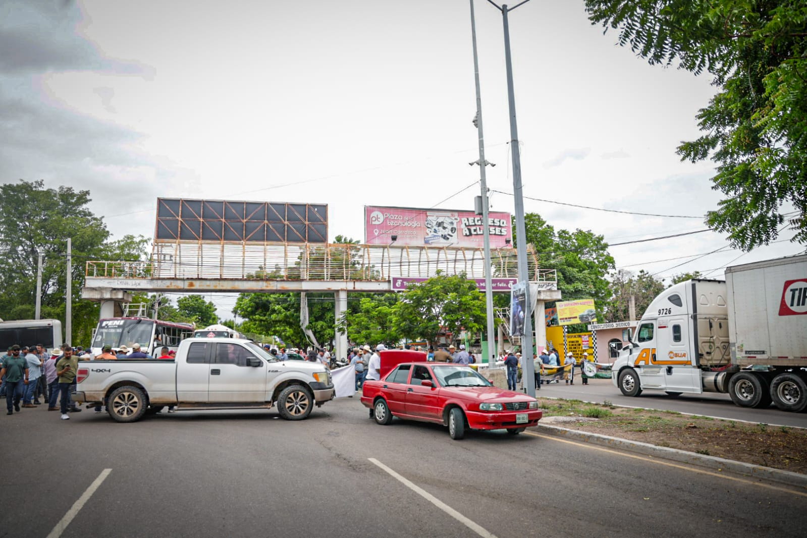 Productores bloquean la Calzada Aeropuerto afuera de SADER en Culiacán