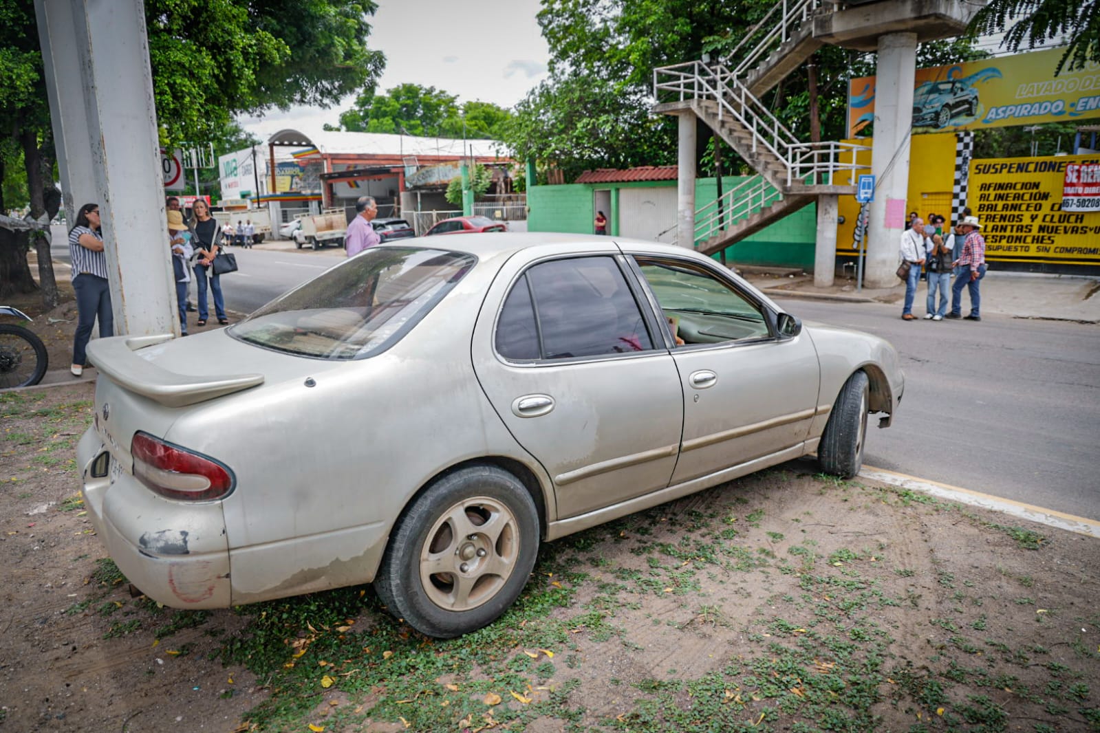 Productores bloquean la Calzada Aeropuerto afuera de SADER en Culiacán