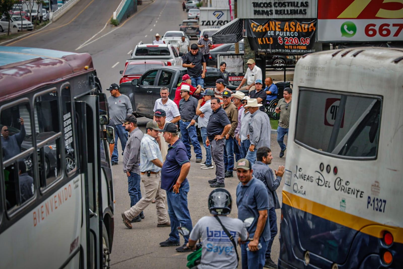 Productores bloquean la Calzada Aeropuerto afuera de SADER en Culiacán