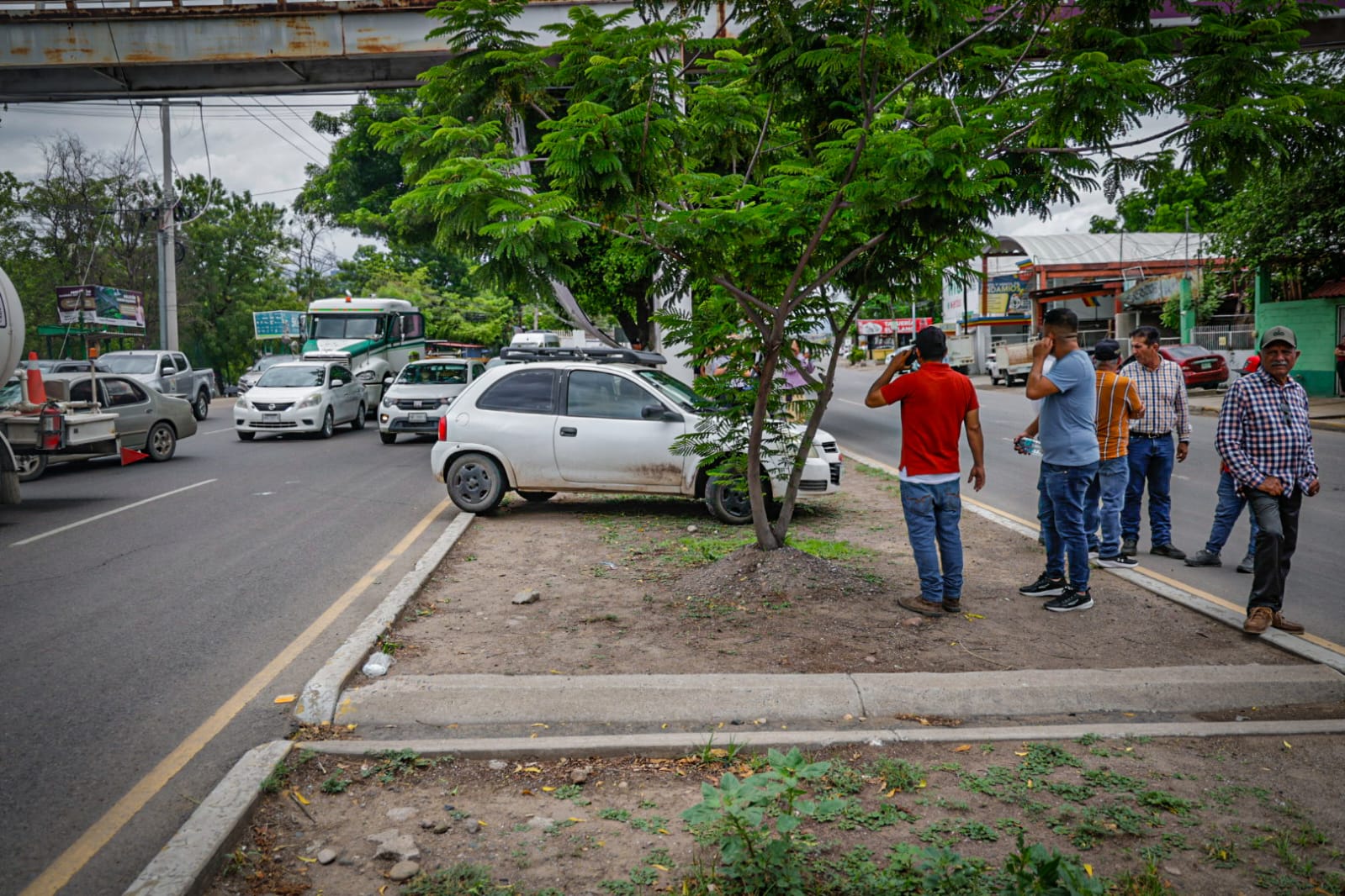 Productores bloquean la Calzada Aeropuerto afuera de SADER en Culiacán