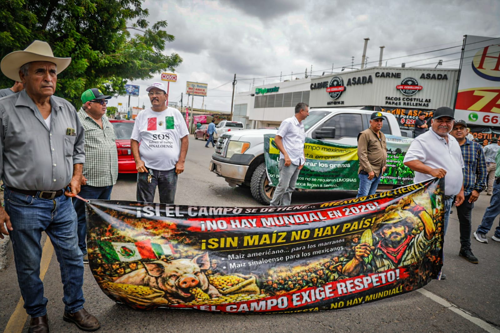 Productores bloquean la Calzada Aeropuerto afuera de SADER en Culiacán