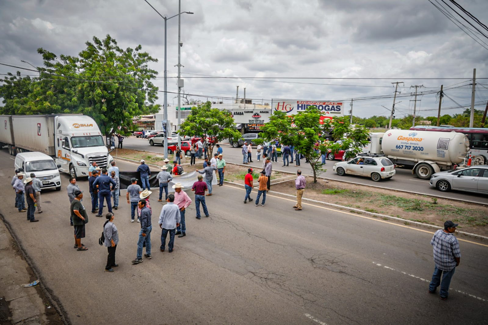 Productores bloquean la Calzada Aeropuerto afuera de SADER en Culiacán