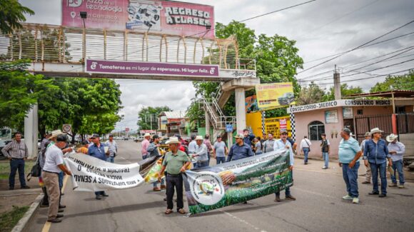 ¡Amenazan con tomar el aeropuerto! Productores bloquean la carretera Culiacán-Navolato por pagos pendientes