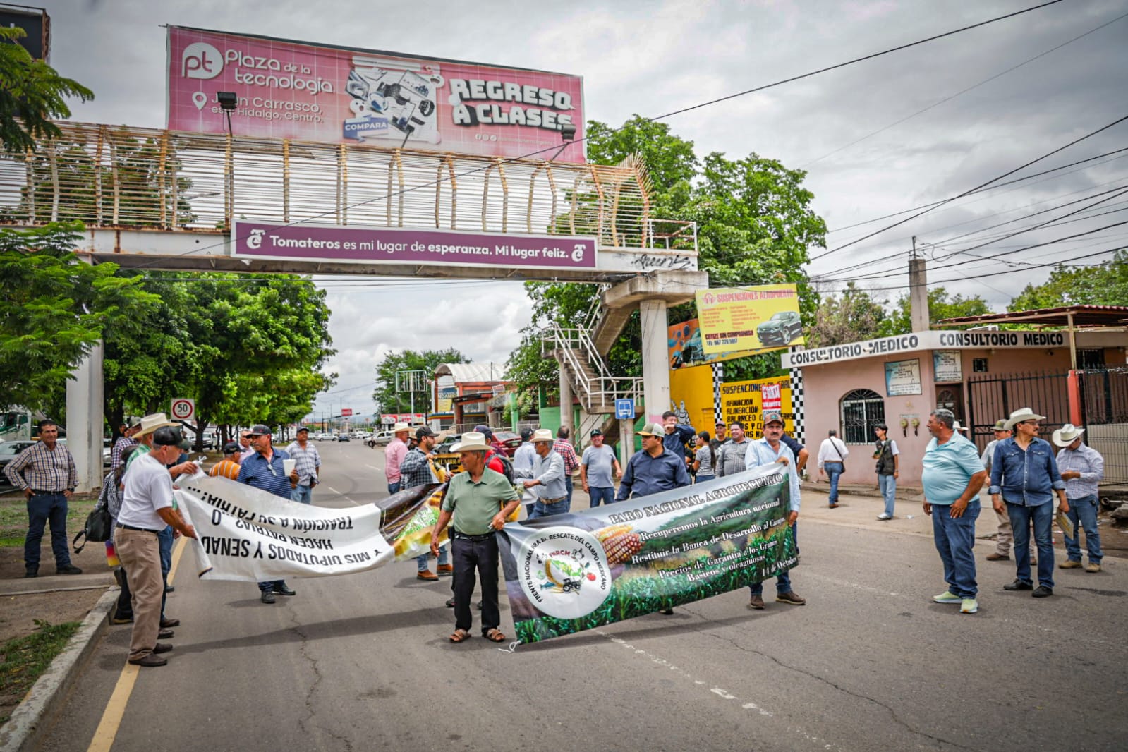 Productores bloquean la Calzada Aeropuerto afuera de SADER en Culiacán