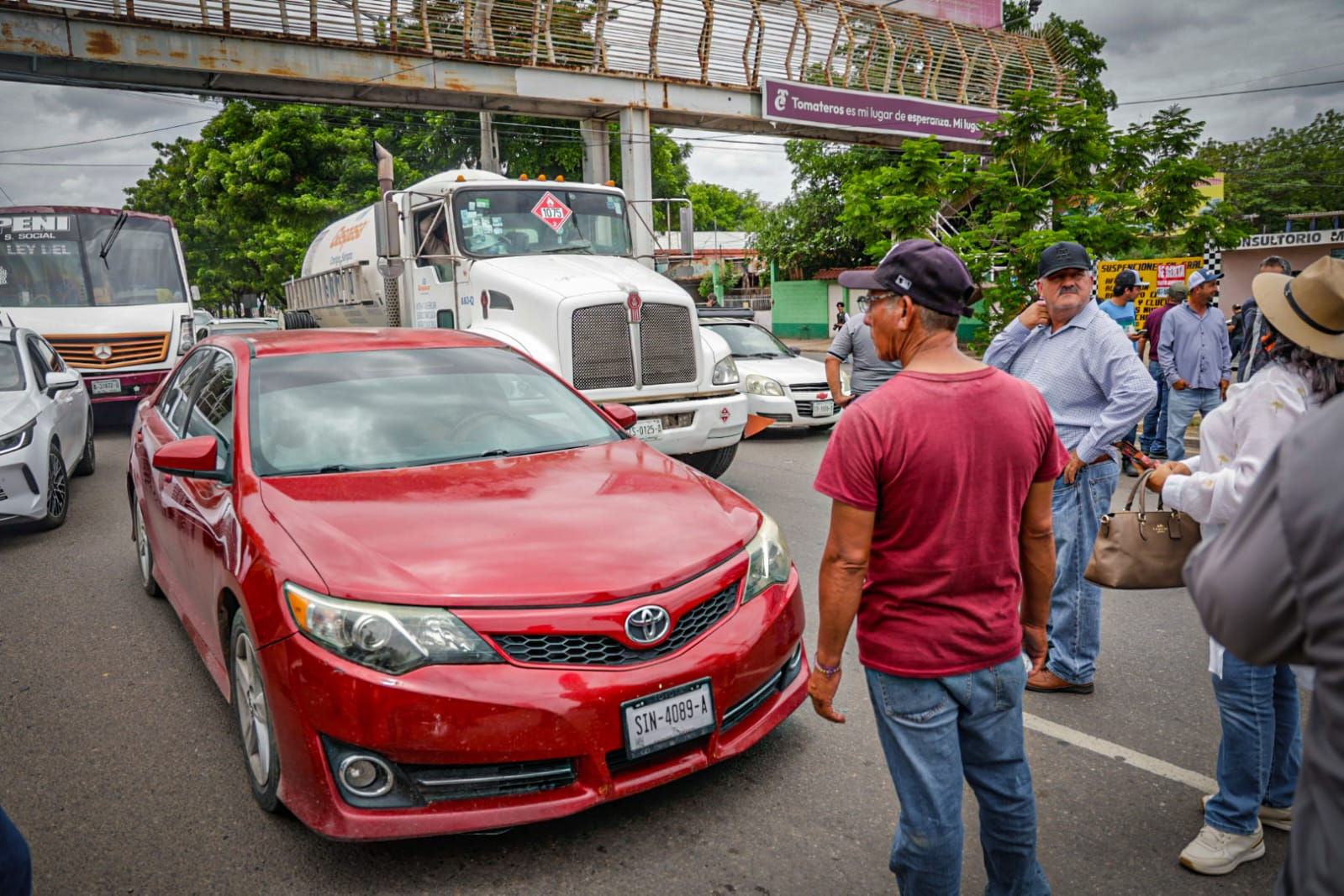 Productores bloquean la Calzada Aeropuerto afuera de SADER en Culiacán