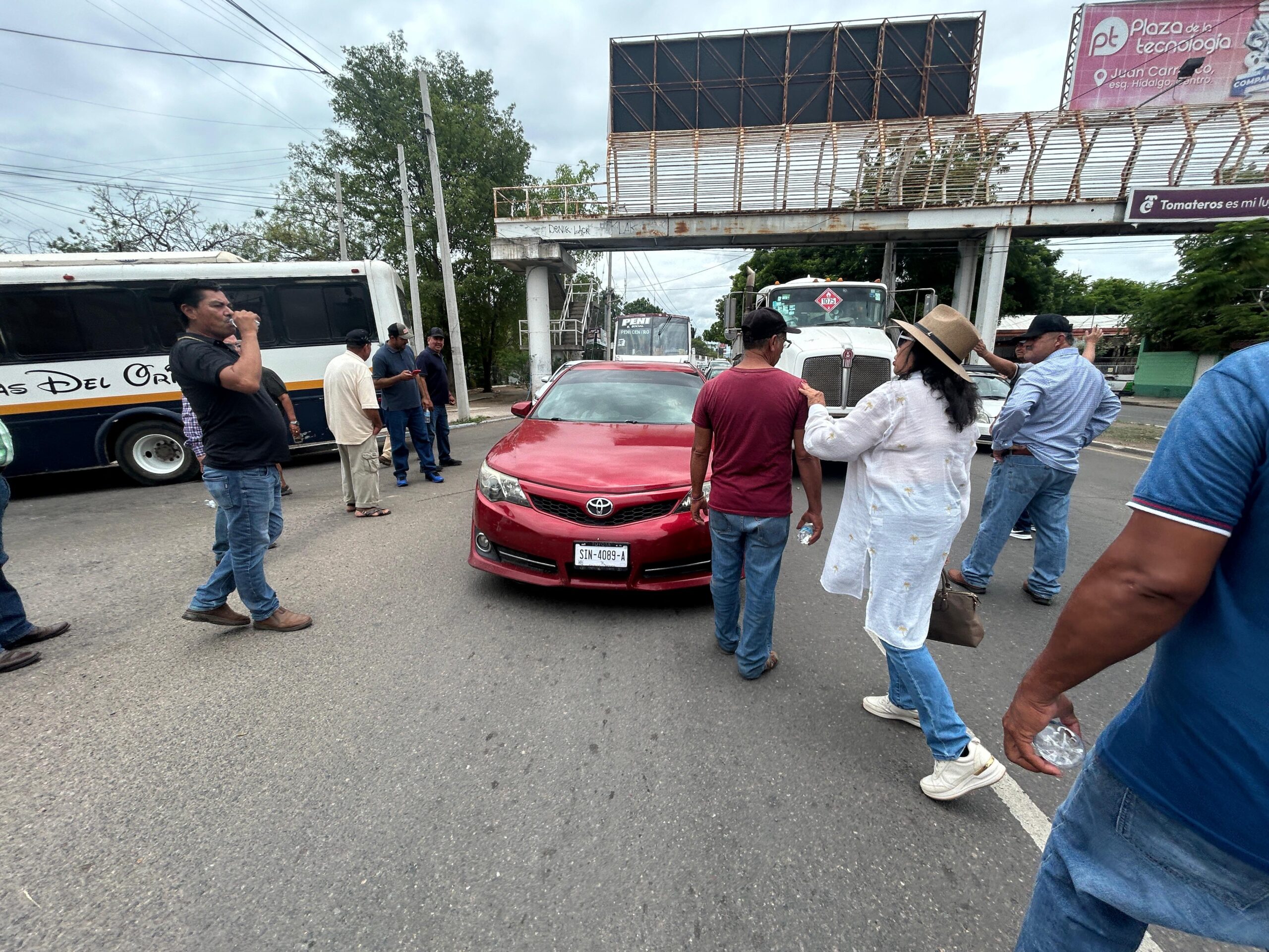 Productores bloquean la Calzada Aeropuerto afuera de SADER en Culiacán
