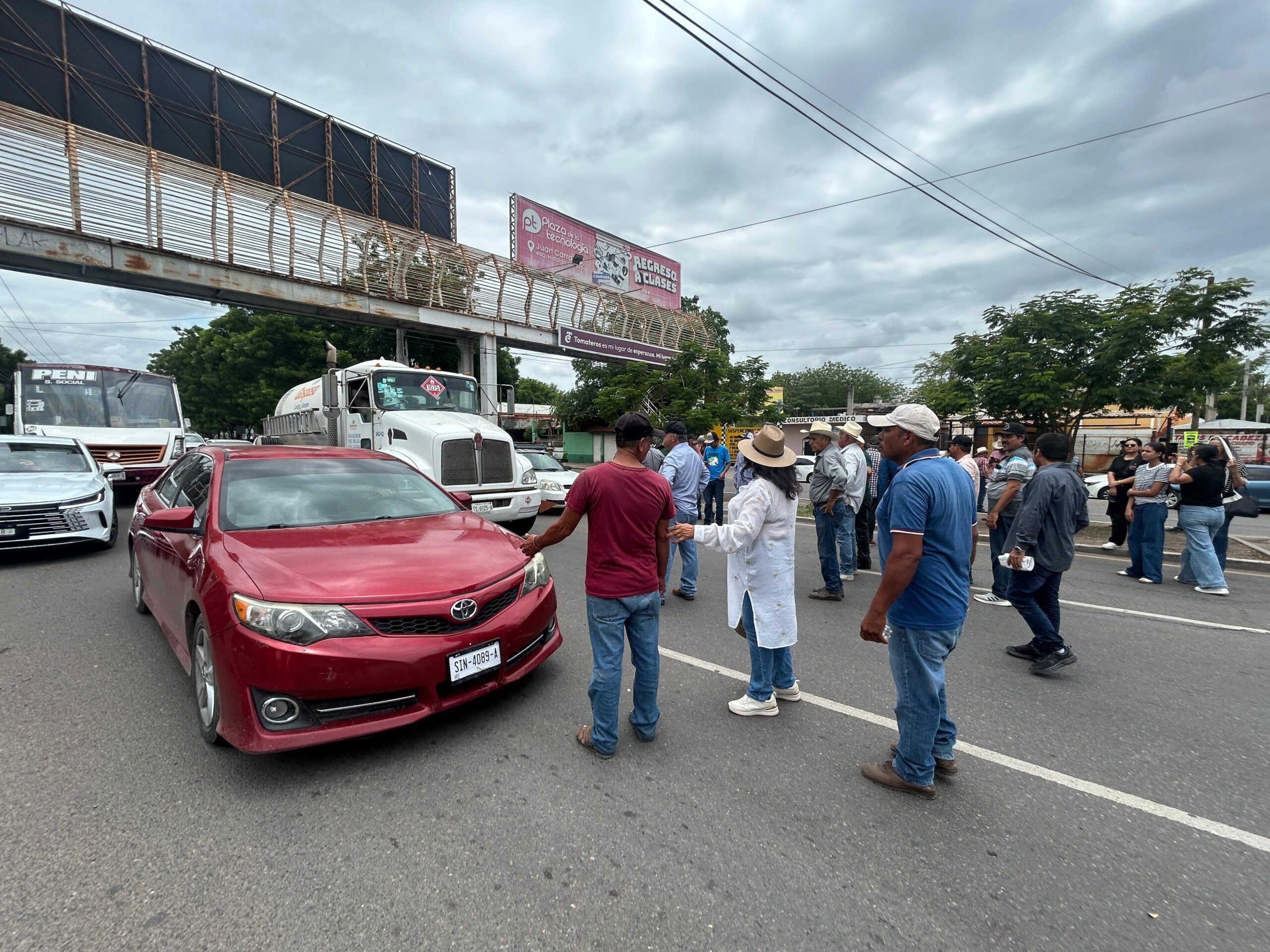 Productores bloquean la Calzada Aeropuerto afuera de SADER en Culiacán