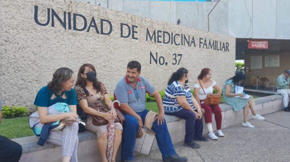 Familiares de pacientes postrados protestan por suspensión de atención médica domiciliaria del IMSS en Ahome