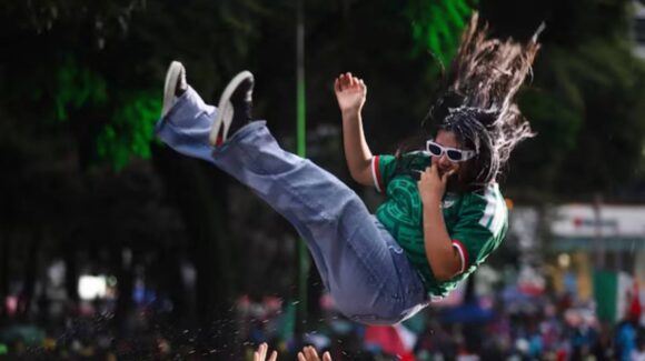 Secretaría de Salud CDMX alerta por práctica viral “¡Quiere volar!” en festejos del Mundial