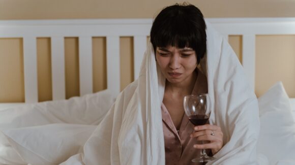 ¿Cómo aliviar la resaca? Estas alternativas naturales pueden ayudarte a sentirte mejor