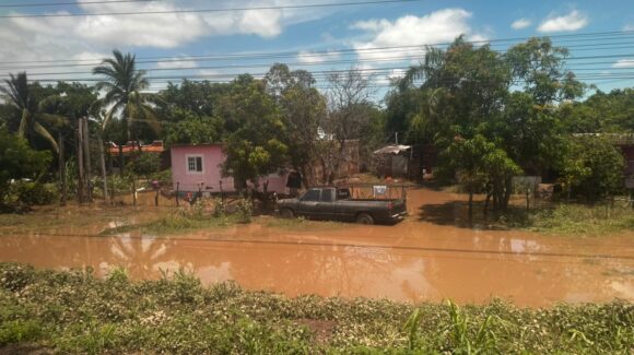Rescatan a adulta mayor tras inundación en Los Zapotes, Mazatlán, Sinaloa; familias abandonan sus casas ante el nivel del agua