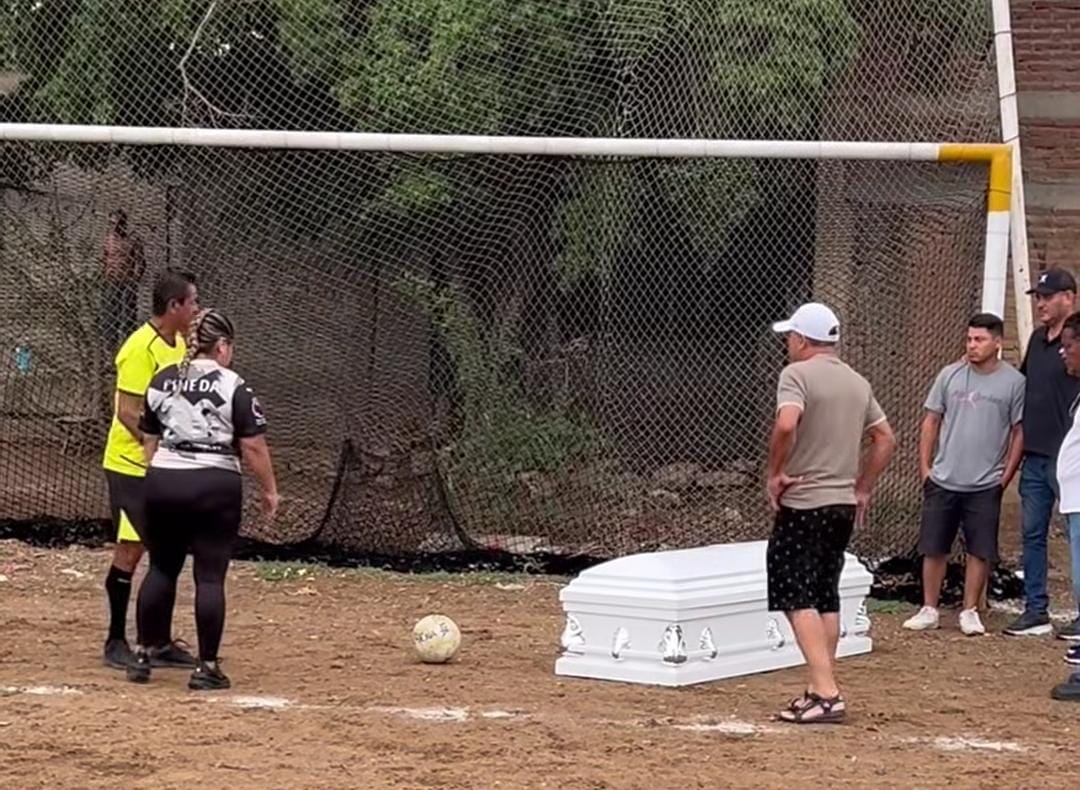 Rinden homenaje a Jair Pineda desde el campo de fútbol de Urías en Mazatlán, Sinaloa