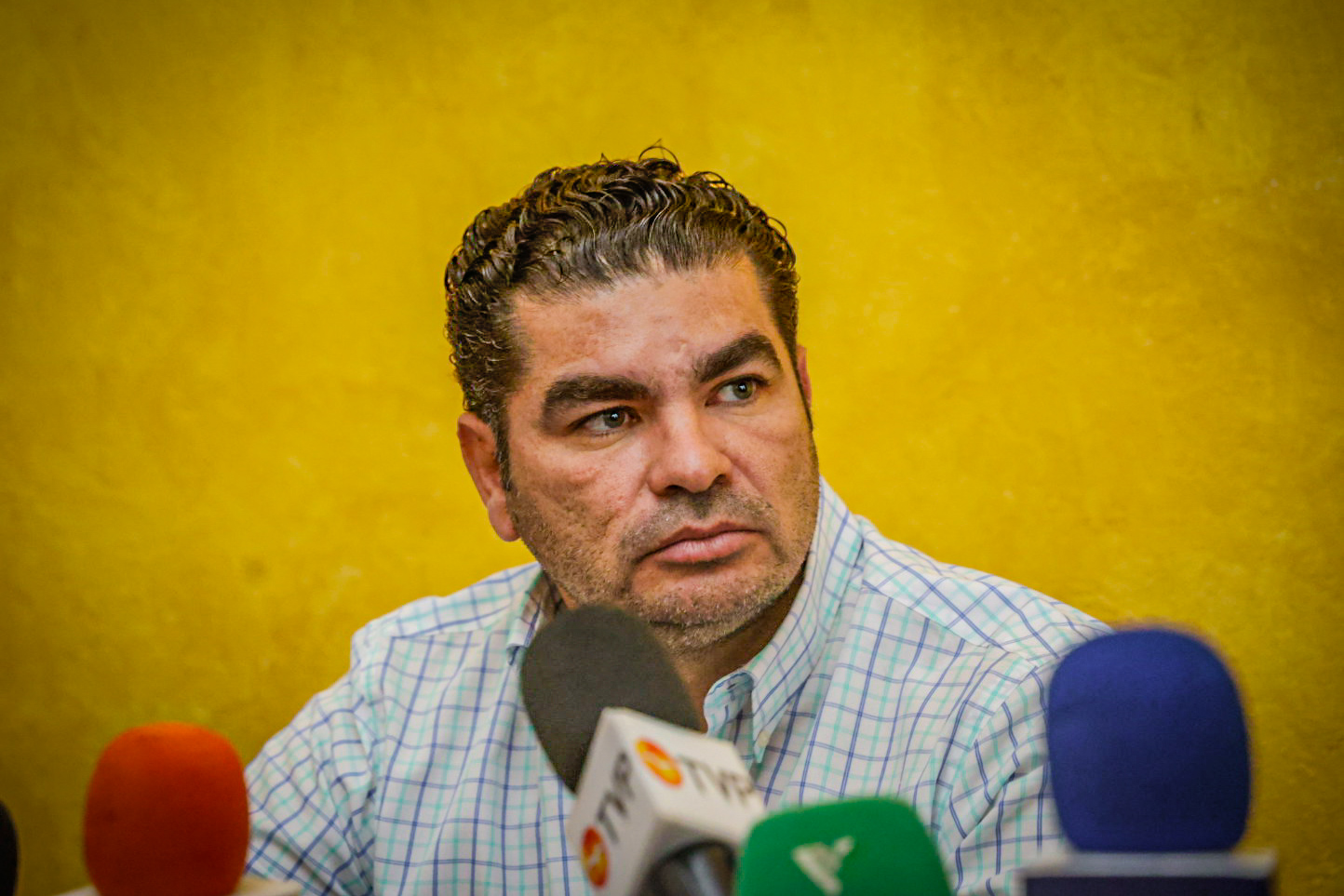 Rodolfo Valenzuela en conferencia en Culiacán