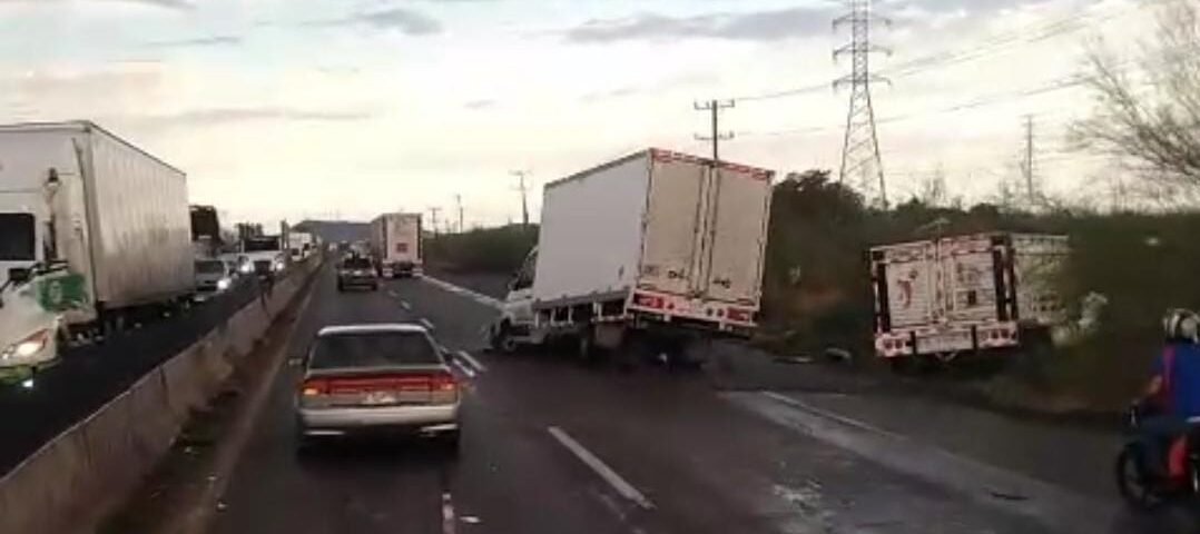 Se registra doble accidente sobre la México 15, en Ahome, Sinaloa