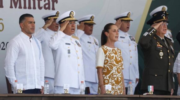 Sheinbaum encabeza graduación de guardiamarinas de la Heroica Escuela Naval Militar; reconoce labor de Morales Ángeles