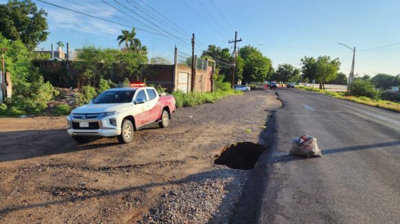 Lluvias dejan socavón e inhabilitan paso vehicular en bulevar Federalismo, en Culiacán
